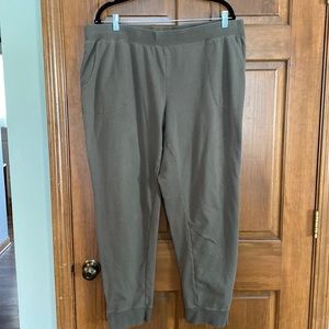 d & co. Olive green sweatpants with short zipper at cuff, size XL
